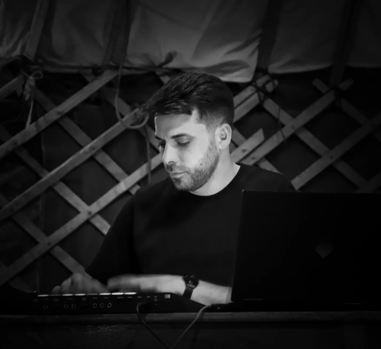 MINØO performing live